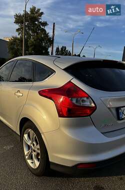 Хэтчбек Ford Focus 2012 в 