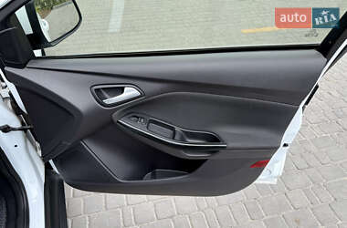 Хэтчбек Ford Focus 2012 в 