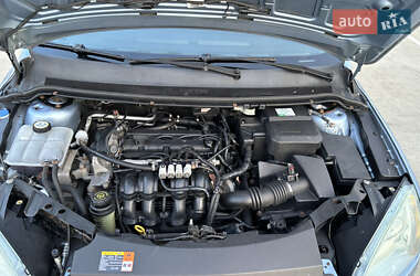 Хэтчбек Ford Focus 2005 в 