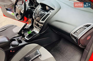 Хэтчбек Ford Focus 2012 в 