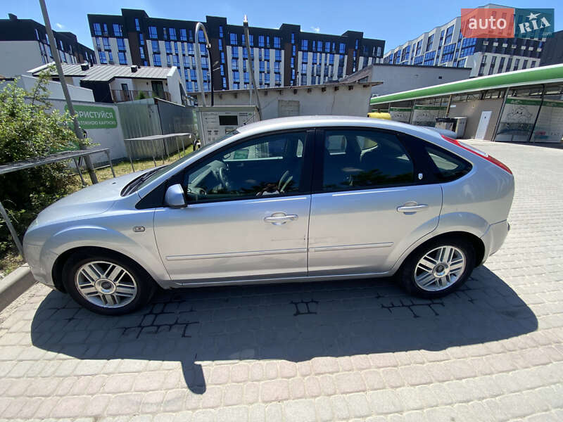 Хэтчбек Ford Focus 2005 в 