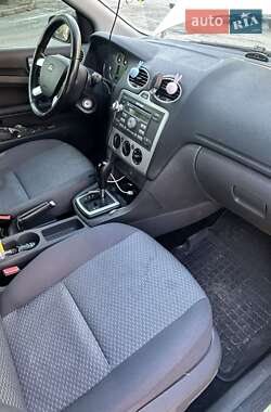 Хэтчбек Ford Focus 2005 в 