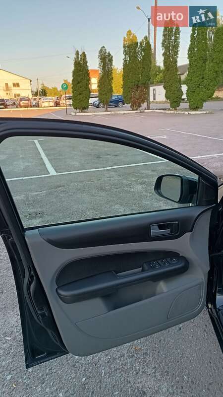 Хэтчбек Ford Focus 2008 в Дубно