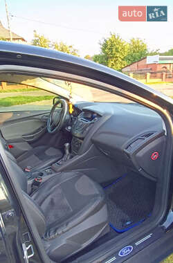 Хэтчбек Ford Focus 2012 в 