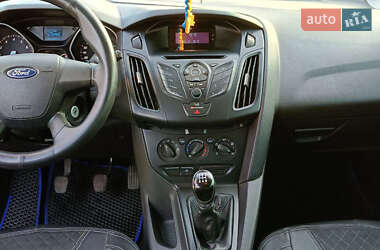 Хэтчбек Ford Focus 2012 в 