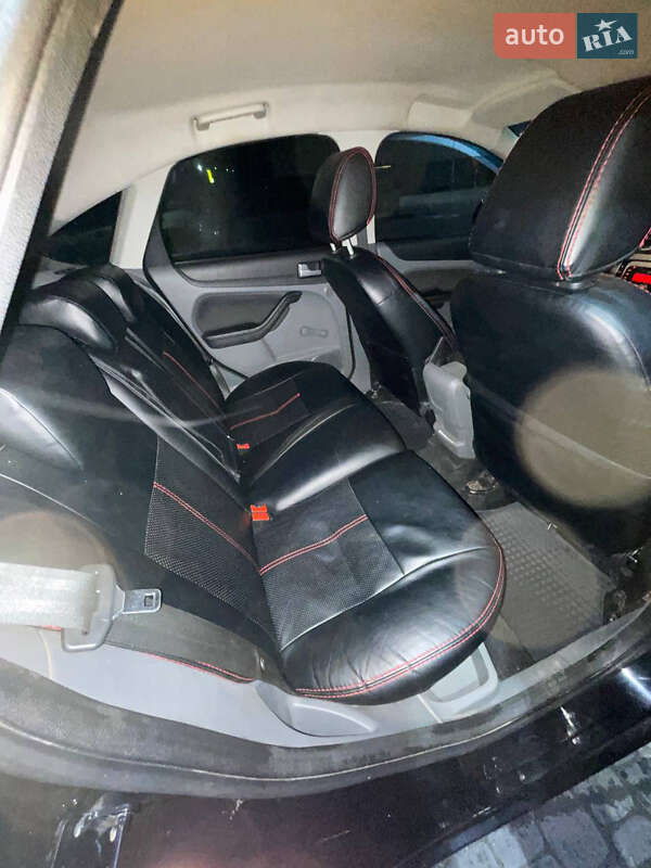 Хэтчбек Ford Focus 2010 в Мукачево