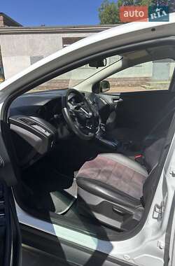 Хетчбек Ford Focus 2012 в 