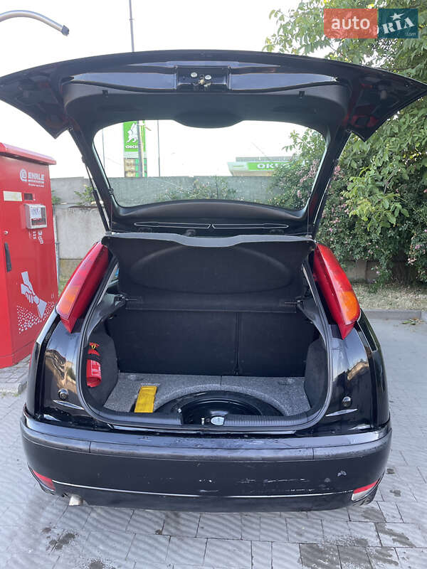 Хэтчбек Ford Focus 2003 в Стрые