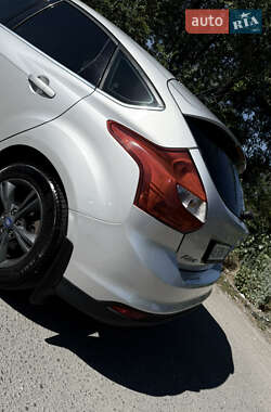 Хэтчбек Ford Focus 2012 в 