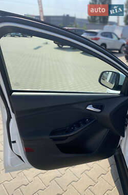 Хэтчбек Ford Focus 2012 в 