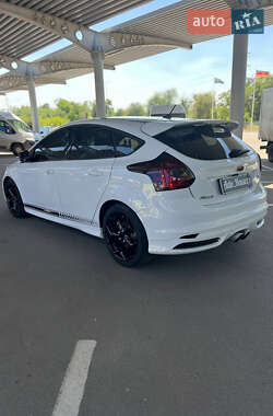 Хэтчбек Ford Focus 2014 в 