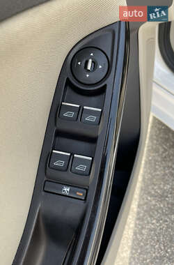 Хэтчбек Ford Focus 2012 в 