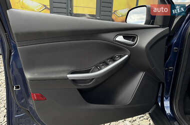 Хэтчбек Ford Focus 2011 в 
