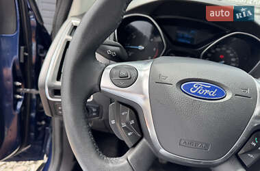 Хэтчбек Ford Focus 2011 в 