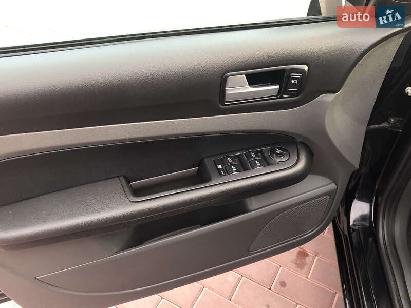 Хэтчбек Ford Focus 2006 в Сарнах