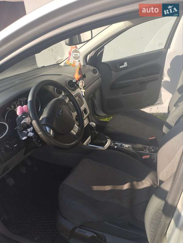 Хэтчбек Ford Focus 2010 в Добромиле