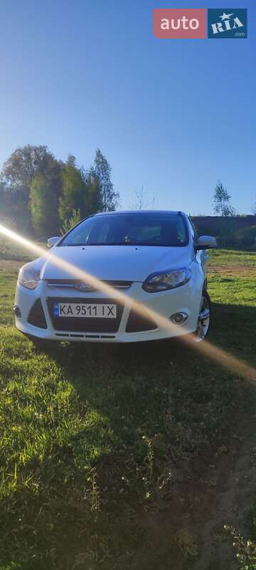 Хэтчбек Ford Focus 2011 в 