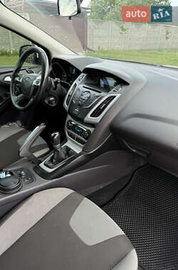 Хэтчбек Ford Focus 2012 в 