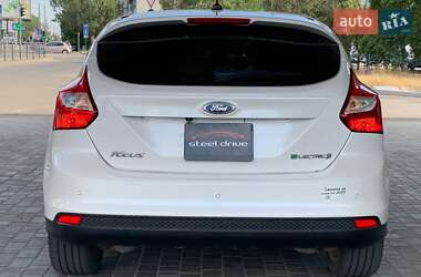 Хэтчбек Ford Focus 2012 в 