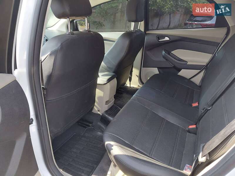 Седан Ford Focus 2015 в П'ятихатках