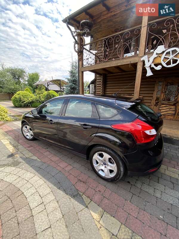 Хэтчбек Ford Focus 2011 в 