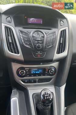 Хэтчбек Ford Focus 2011 в 