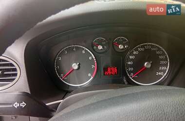 Хэтчбек Ford Focus 2011 в 