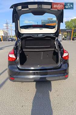 Хэтчбек Ford Focus 2011 в 