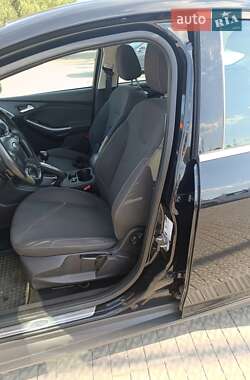 Хэтчбек Ford Focus 2011 в 