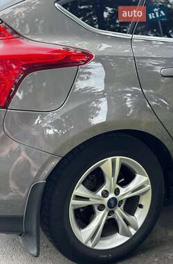 Хэтчбек Ford Focus 2011 в 