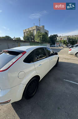 Хэтчбек Ford Focus 2010 в 