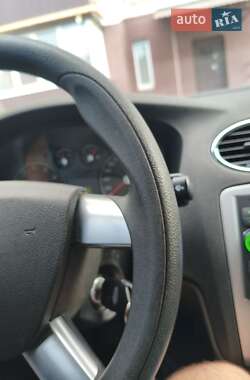 Хэтчбек Ford Focus 2006 в 