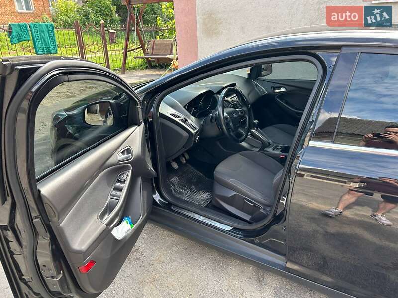 Хэтчбек Ford Focus 2011 в 