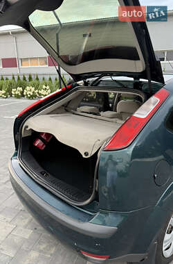 Хэтчбек Ford Focus 2005 в 