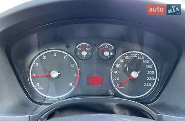 Хэтчбек Ford Focus 2011 в 