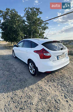 Хэтчбек Ford Focus 2012 в 