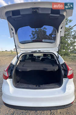 Хэтчбек Ford Focus 2012 в 