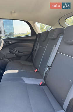 Хэтчбек Ford Focus 2012 в 