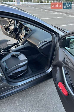 Хэтчбек Ford Focus 2012 в 