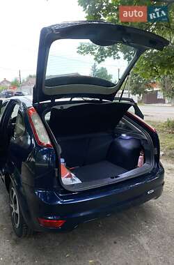 Хэтчбек Ford Focus 2011 в 
