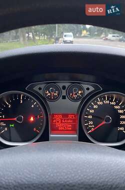 Хэтчбек Ford Focus 2011 в 