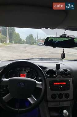 Хэтчбек Ford Focus 2011 в 