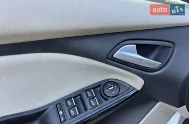 Хэтчбек Ford Focus 2011 в 