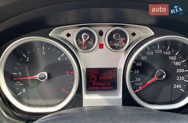 Хэтчбек Ford Focus 2010 в 