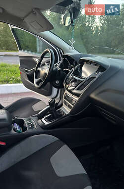 Хэтчбек Ford Focus 2012 в 