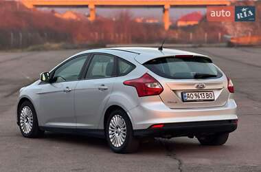 Хэтчбек Ford Focus 2011 в 