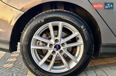 Хэтчбек Ford Focus 2012 в 