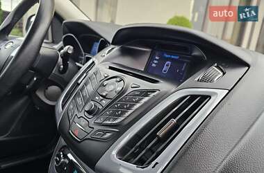 Хэтчбек Ford Focus 2012 в 