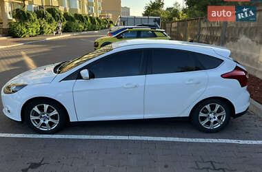 Хэтчбек Ford Focus 2012 в 