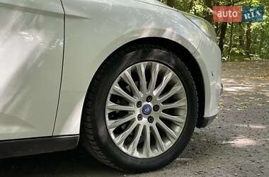 Хэтчбек Ford Focus 2011 в 